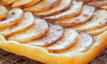 Пиріг з дріжджового тіста з яблуками в духовці. Покроковий рецепт з фото