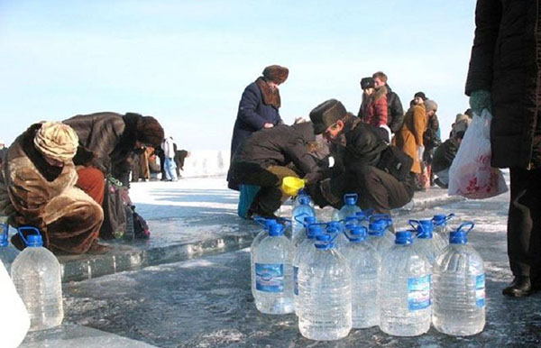 Про водохресну святу воду. Що відбувається з водою на водохреща