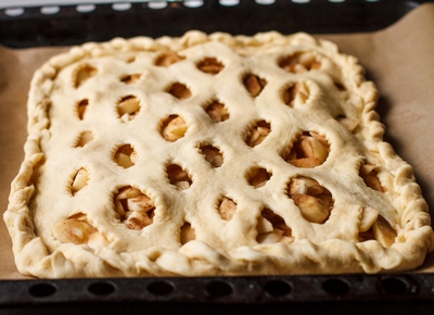 Пиріг з дріжджового тіста з яблуками в духовці. Покроковий рецепт з фото