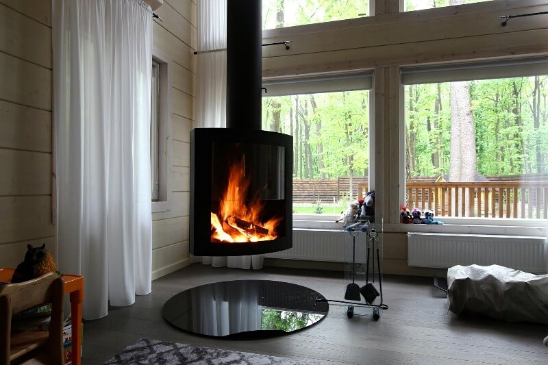 професійний монтаж печі каміна в інтер'єрі вітальні