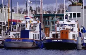 Життя на воді: Практичний посібник з володіння будинком на воді