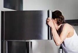 Cara mengisi freezer kosong dengan air untuk meningkatkan efisiensi energi